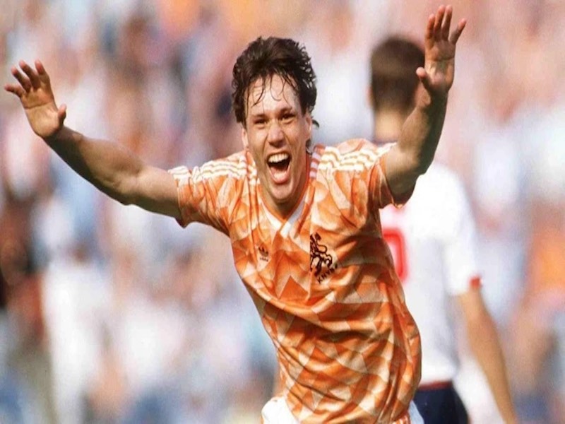 Chân sút Marco van Basten hoàn hảo